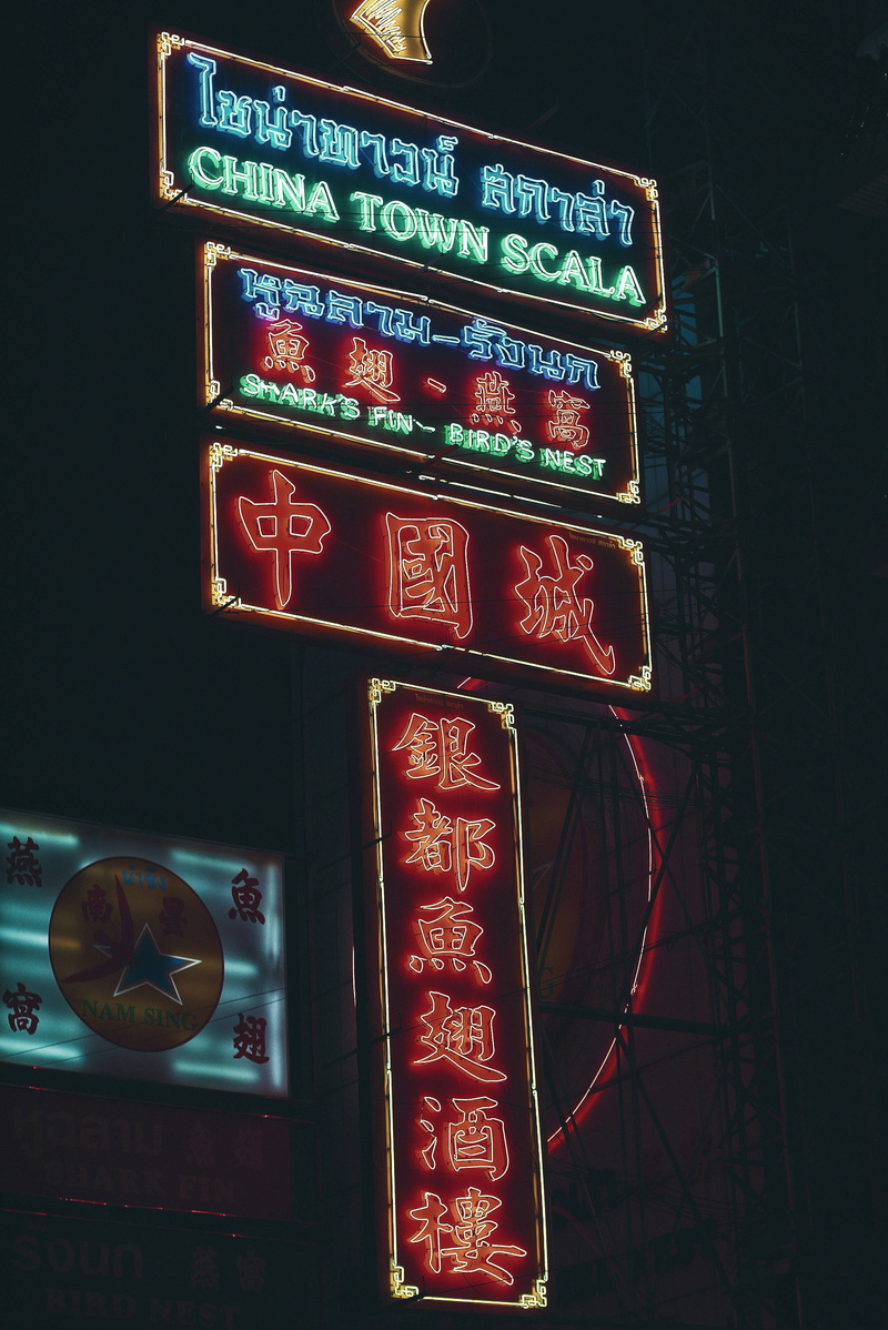 design, illuminated, 4K, lighting equipment, blue, kanji, low angle view, urban, sign, non-western script, signs, commerce, no people, commercial sign