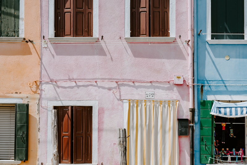 architecture, multi Colored, italy, drainpipe, outdoors, shutter, stripe, venice, europe, 8K, residential District, town, old, mediterranean Countries