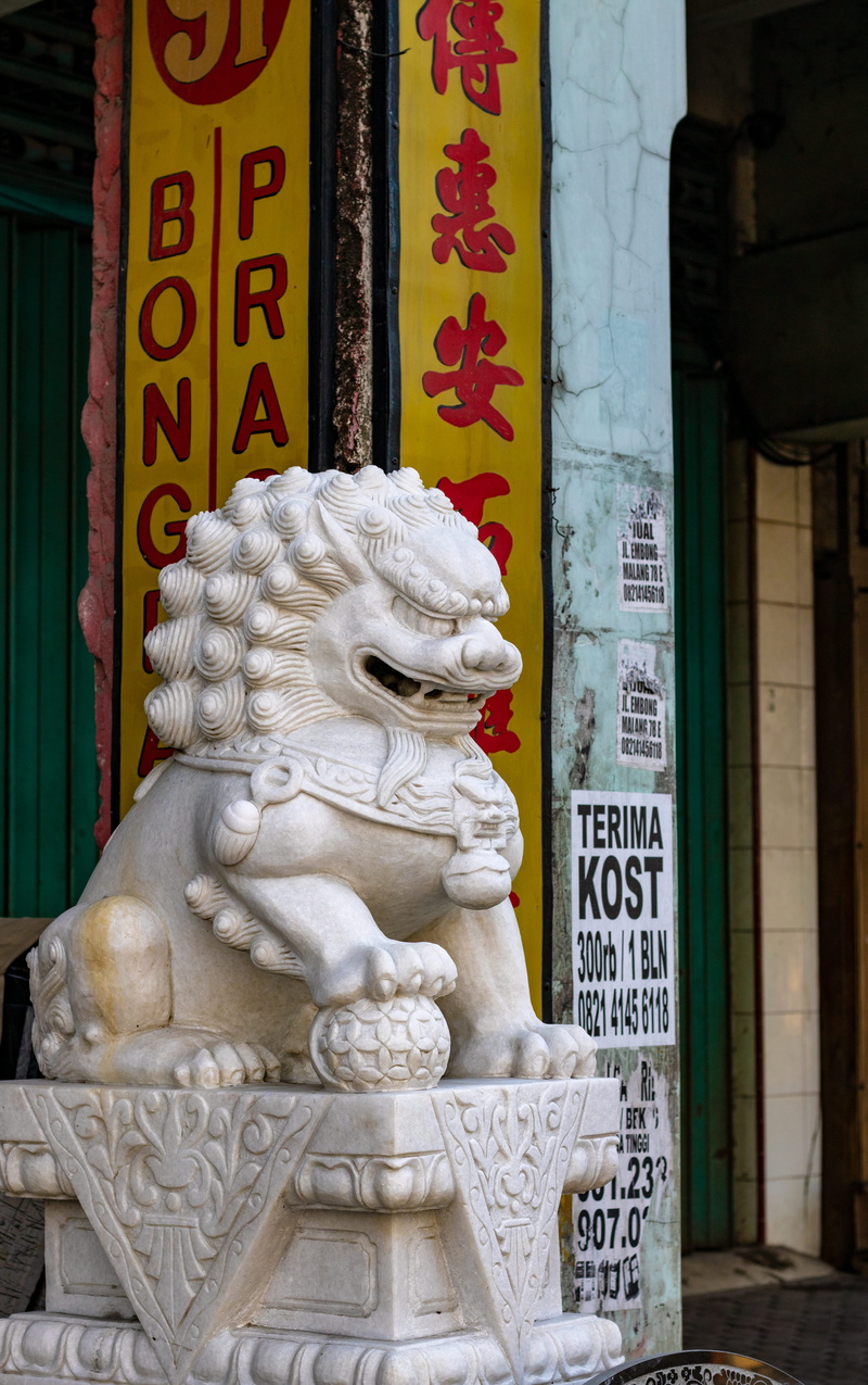 animal, sculpture, jl gembong, built structure, male likeness, building, statue, monument, script, urban, dog, typography, 5K, spirituality, non-western script