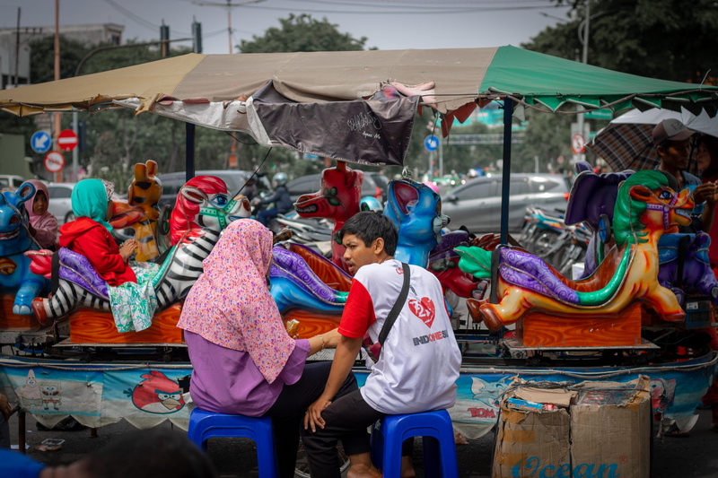 girls, boys, people, surabaya, child, carousel, incidental people, amusement park, man, casual clothing, street market, 5K, men, sitting, lifestyles, indonesia