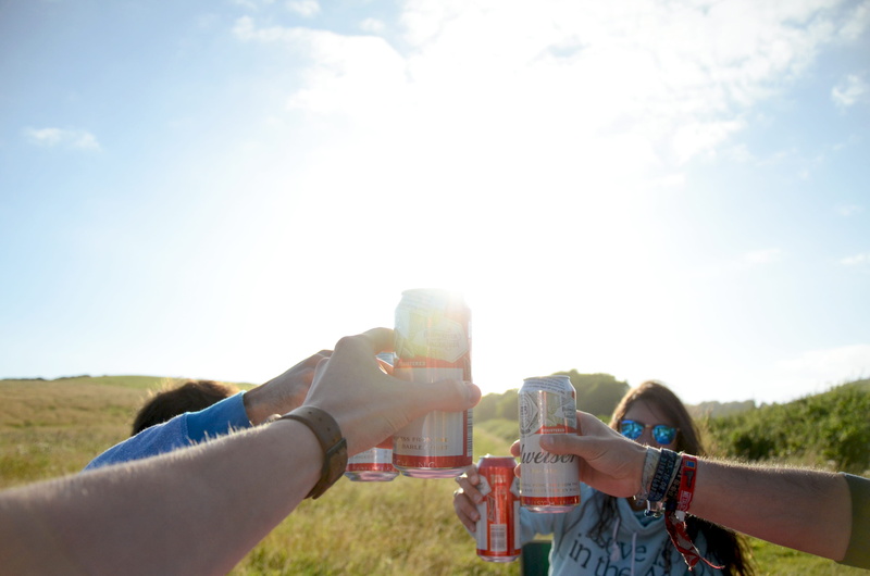 men, landscape, day, holding, countryside, beer, santé, isle, celebratory toast, sky, women, lens flare, light, england, sunchine, togetherness, sunlight