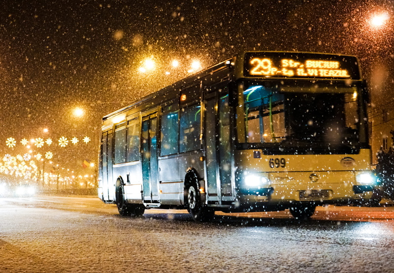 bus, architecture, city, road, motion, land vehicle, 5K, outdoors, thru, street, illuminated, rainy season, driving, snowing, night, snow, white, nighttime