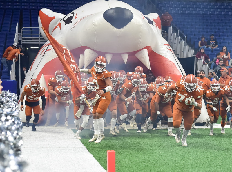 celebration, close-up, spectators, quarterback, headwear, thru, crowd, players, athletic, sport, 2K, event, day, performance, real people, representation