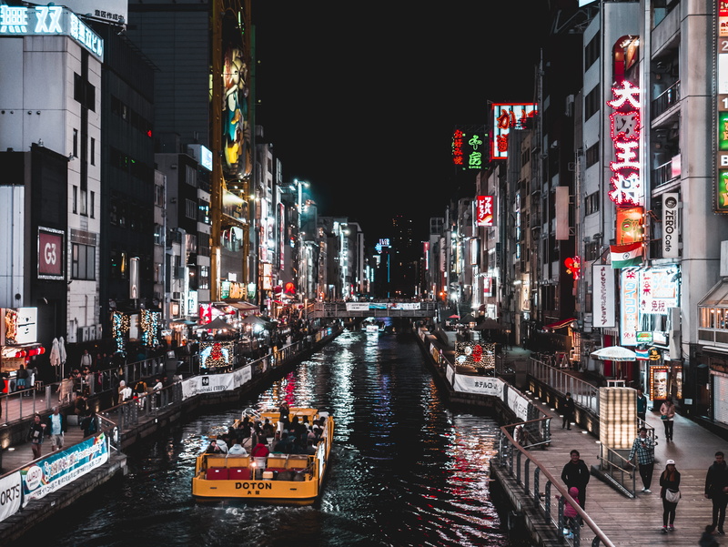 vessel, canal, night, architecture, dotonbori, building exterior, real people, crowd, building, human, group of people, photo, nighttime, barge, person