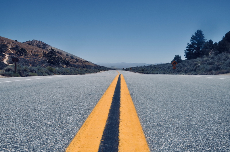 vanishing point, beauty in nature, surface level, asphalt, america, mountain, road, marking, california, no people, outdoors, sign, the way forward, 2K