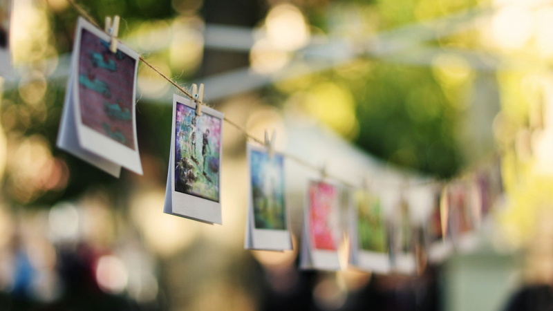 communication, polaroids, hanging, arts culture and entertainment, store, architecture, retail, in a row, depth of field, 1080P, day, focus on foreground