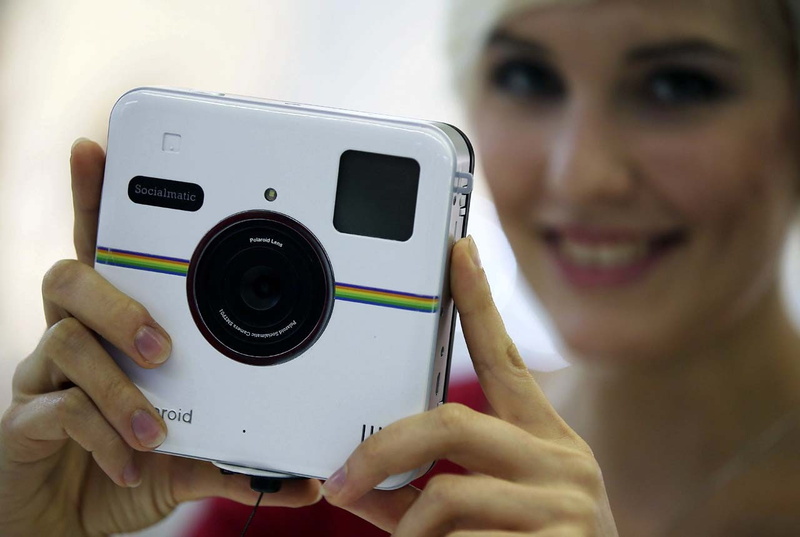 720P, polaroids, wireless technology, photography themes, photography, activity, photographing, portrait, adult, one person, communication, Polaroid, technology