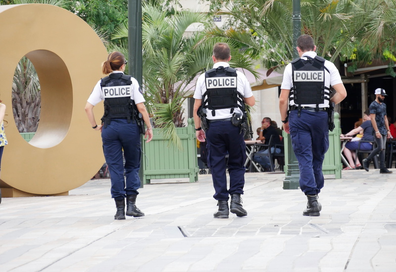 police, full length, day, people, real people, officers, outdoors, policeman, politics, responsibility, communication, architecture, three, city, group of people