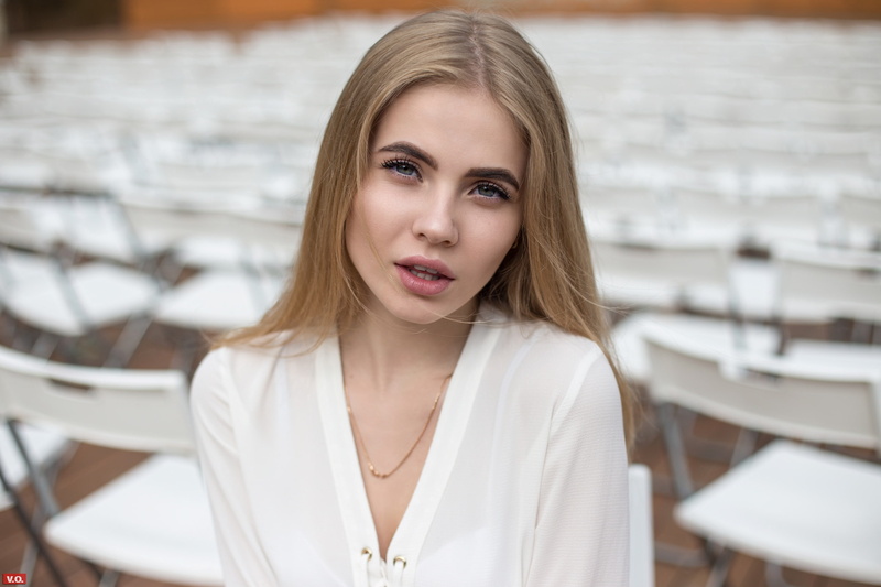front view, looking at camera, women, one person, pink lipstick, blond hair, adult, face, young women, hairstyle, portrait, 2K, blonde, chair, young adult