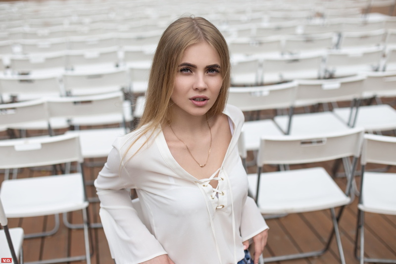 portrait, beautiful woman, adult, table, casual clothing, face, focus on foreground, real people, hairstyle, one person, pink lipstick, looking at camera