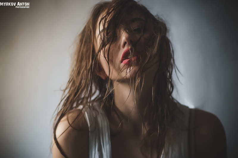hairstyle, 2K, gray background, one person, emotion, mouth open, portrait, human hair, young adult, lifestyles, model, wet hair, brown hair, real people