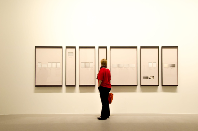 wall - building feature, contemplation, peinture, art, standing, museum, exposition, one person, frame, casual clothing, art and craft, rear view, tableau
