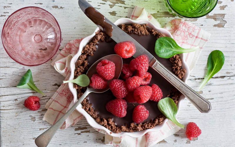 spoon, strawberry, cutlery, 1080P, indoors, eating utensil, food and drink, no people, berry fruit, dessert, raspberries, kitchen utensil, colorful, still life