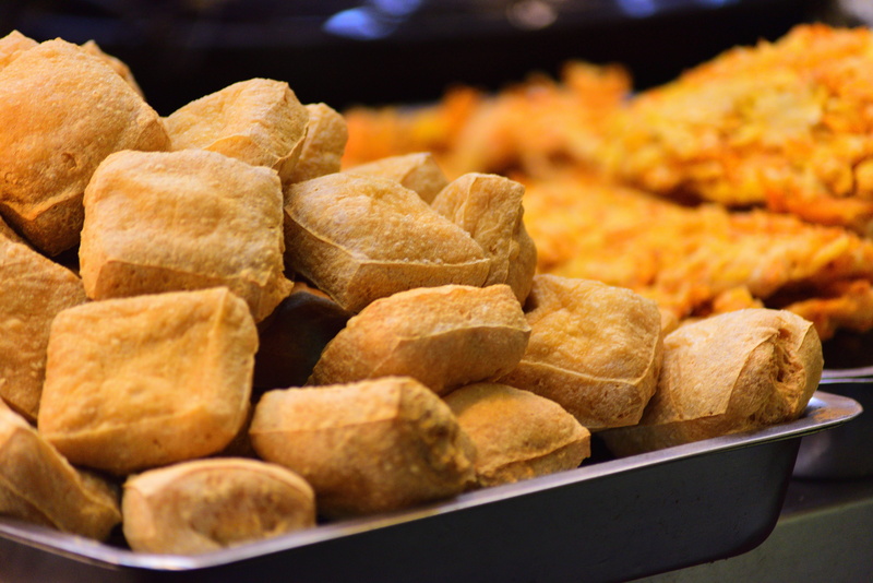 group of objects, fried, large group of objects, deep fried, potato chip, vegetarian food, take out food, crunchy, tofu, meal, unhealthy eating, focus on foreground