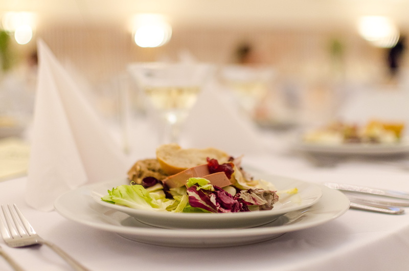 wine, freshness, no people, cuisine, table knife, nutrition, wineglass, vegetable, lunch, restaurant, healthy eating, party, blur, catering, plates, decoration