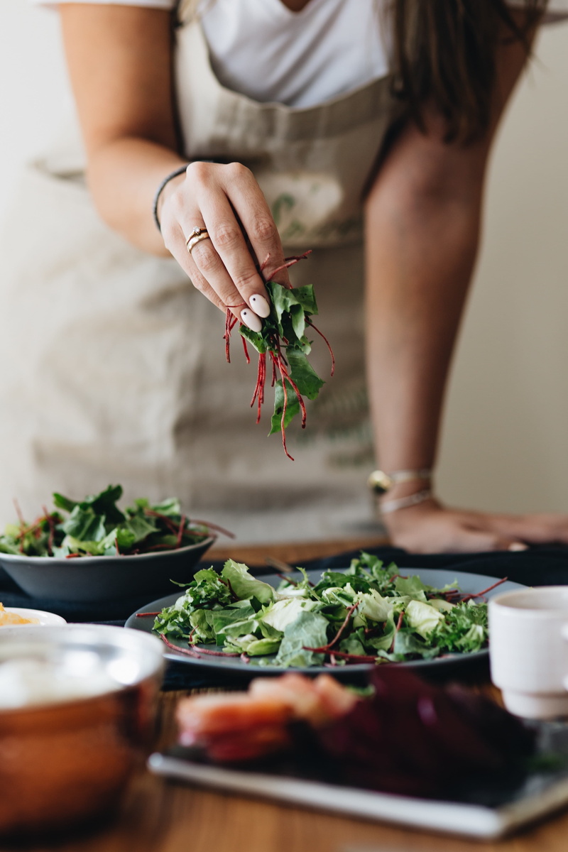hand, adult, 5K, vegetable, preparing food, one person, salad, yummy, food, midsection, human hand, meal, real people, vegetables, preparing, table, freshness