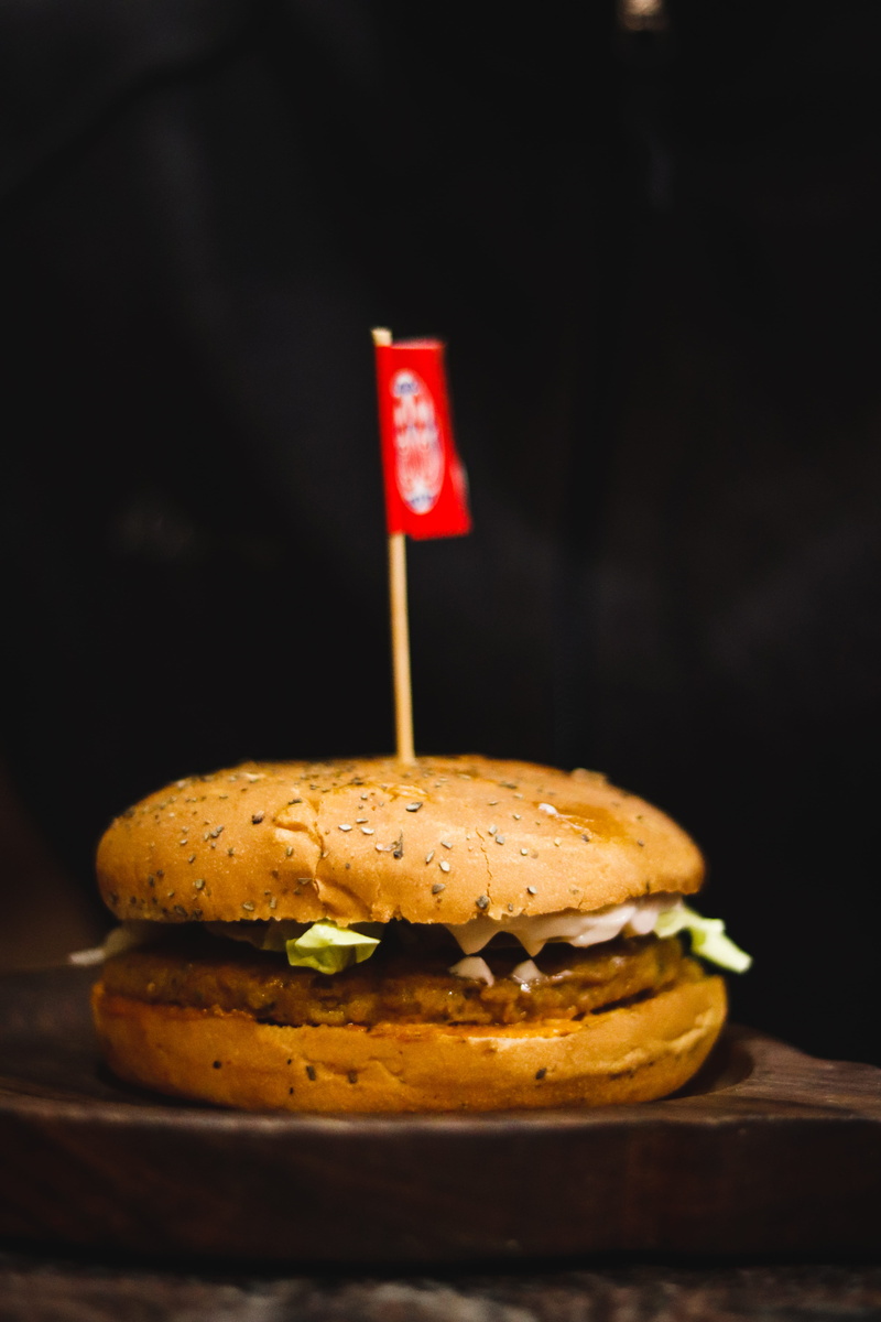 ready-to-eat, 50mm, dessert, flag, sandwich, surface, meat, cheeseburger, f1.8, food, veg, canon, 77d, beverage, small, no people, chicken, eos, indoors