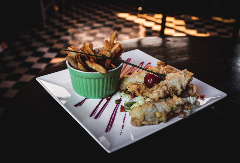 serving size, dish, fast food french fries, snack, culinary, table, unhealthy eating, still life, fried chicken, dinner, appetizer, temptation, bread, high angle view
