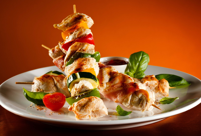 steak, kebabs, eating, appetizer, vegetable, indoors, roasted, healthy Eating, 5K, salad, onion, red, crockery, cheese, tomato, savory Sauce, meat, chicken Meat
