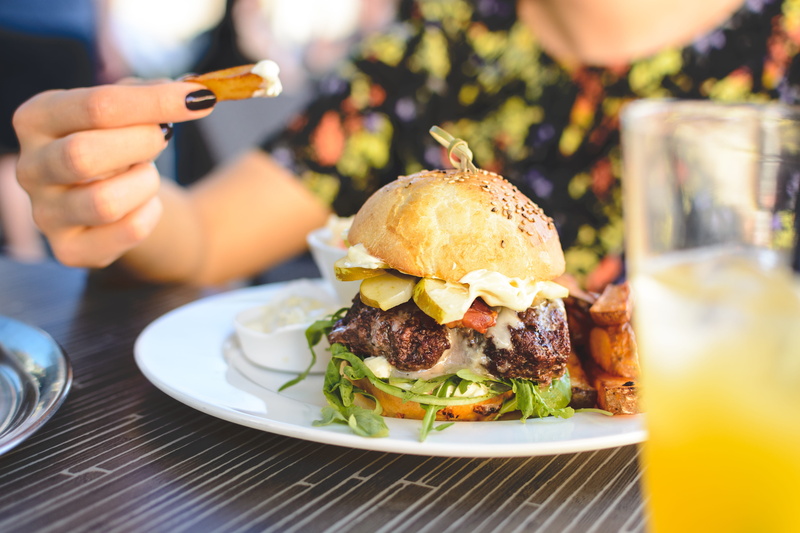 food, colorful, bun, sandwich, pub Food, table, temptation, dinner, tomato, lunch, burger, drink, juicy, cheeseburger, hands, take out food, plate, indulgence