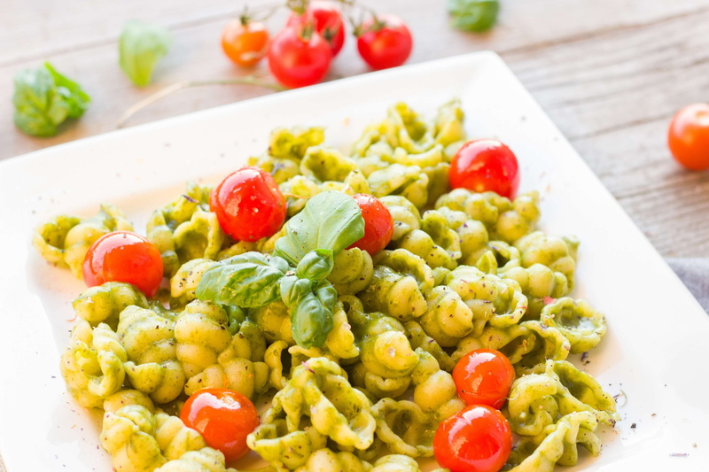 fruit, snack, wellbeing, young leaves, food, plate, pasta, herb, vegetable, cook, dinner, italian food, tomatoes, frisch, salad, delicious, green, bears garlic