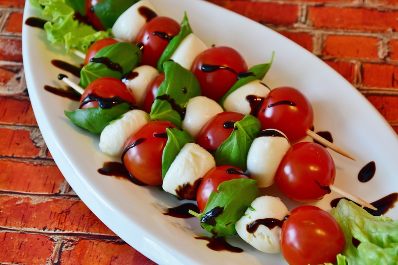 indoors, delicious, 5K, photo, chopped, freshness, ready-to-eat, slice, food, meal, appetizer, serving size, salad, tomato, white, dinner, skewers, fruits