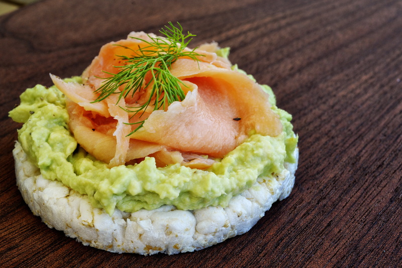 indoors, seafood, lunch, lemon, smoked fish, rice cakes, plate, 4K, table, dish, avocado, appetizer, dill, no people, vegetarian food, slice, healthy