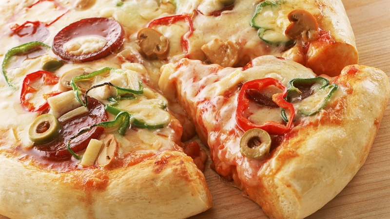 cheese, italian food, pizza, vegetable, meat, indoors, still life, food, snack, 1080P, unhealthy eating, pepperoni, tomato, freshness, take out food, food and drink