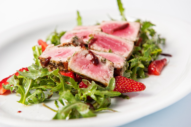 arugula salad, 4K, roast beef, strawberry, raspberry sauce