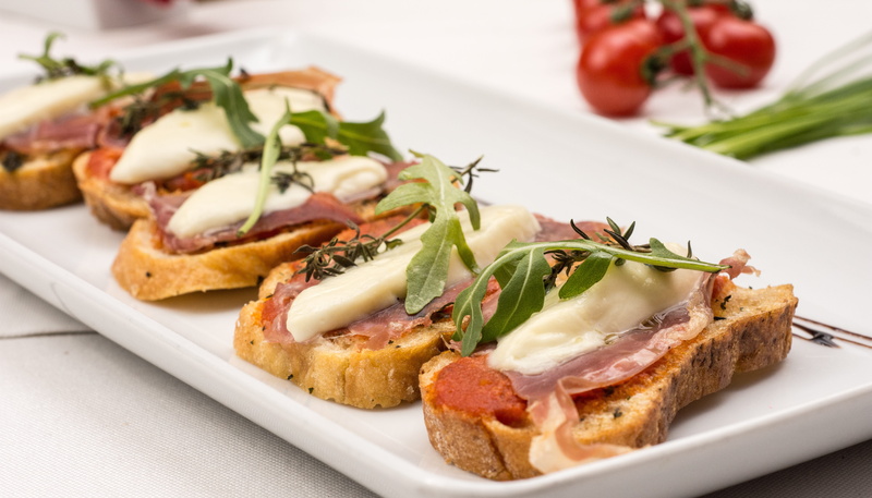 oregano, Starters, bruschettina, meal, vegetarian, olive, plate, sandwiches, 5K, food and drink, Italian Food, sandwich, basil, sliced, vegetable, spices