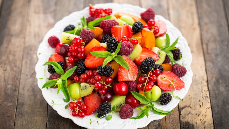 leaf, 4K, food and drink, raspberry, berry, kiwi - fruit, still life, fruit salad, table, fruit, wellbeing, natural foods, berry fruit, vegetarian food