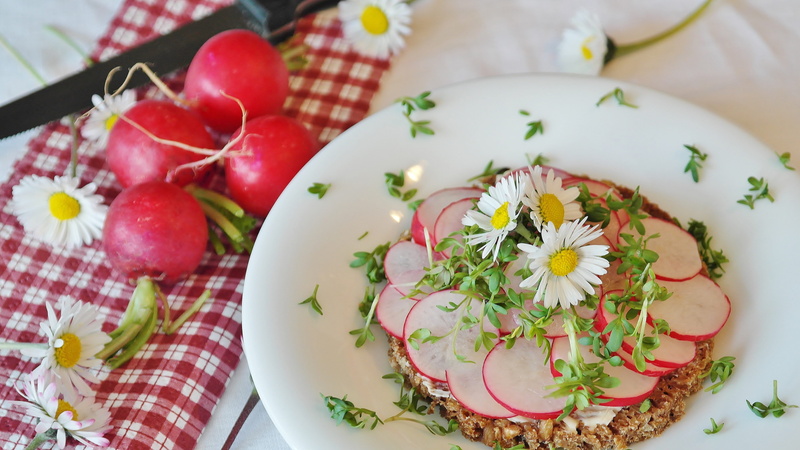 freshness, table, indoors, crockery, close-up, tablecloth, healthy eating, chunks, decoration, bread and butter, selective focus, plate, eat, frisch, red
