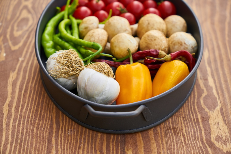 indoors, detail shots, onion, pizza, backgrounds, vegetable, red, detail, fruit, food photo, cafe, high angle view, pepper, vegan, selective focus, still life