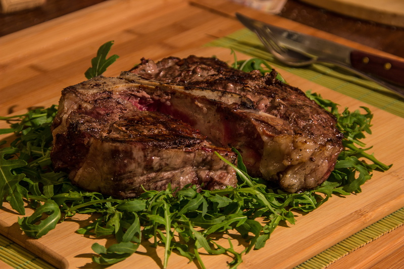tray, ready-to-eat, grid, indoors, close-up, no people, rib, still life, bamboo, rocket salad, table, meat, leaf, bbq, 5K, steak, brown, fiorentina, beef