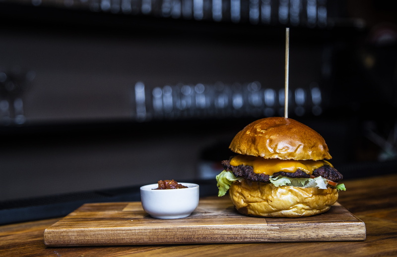 eat, beef, grilled, gourmet, tomato, blur, 5K, dinner, burger, lunch, onion, unhealthy Eating, lettuce, meat, wood - Material, bun, cheeseburger, restaurant