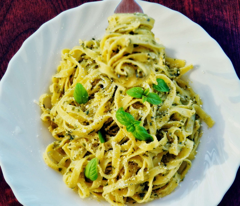 delicious, italian, dairy product, serving size, table, pasta on a fork, 2K, ready-to-eat, italian food, garnish, herb, still life, meal, close-up, olive
