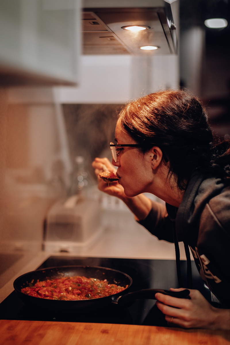 lifestyles, household equipment, tasty, indoors, delicious, cuisine, meal, eating, holding, room, young adult, one person, kitchen utensil, freshness, hands