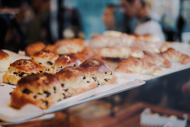 ready-to-eat, bun, store, deli, bakery, bread, meat, 4K, pizza, indulgence, bagel, food, pastry, indoors, foodie, temptation, chocolate, human, painauchocolat