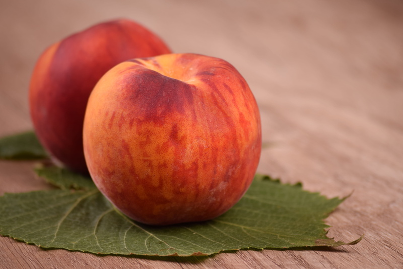 peach, wood - material, nectarine, freshness, leaf, sweet, apples, autumn, juice, fruit, red, nature, ripe, tasty, juicy, healthy food, table, selective focus