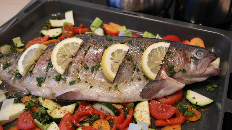 fish head, business, onion, no people, crockery, food and drink, close-up, seafood, lemon, healthy eating, healthy, wellbeing, indoors, dish, trout, animal