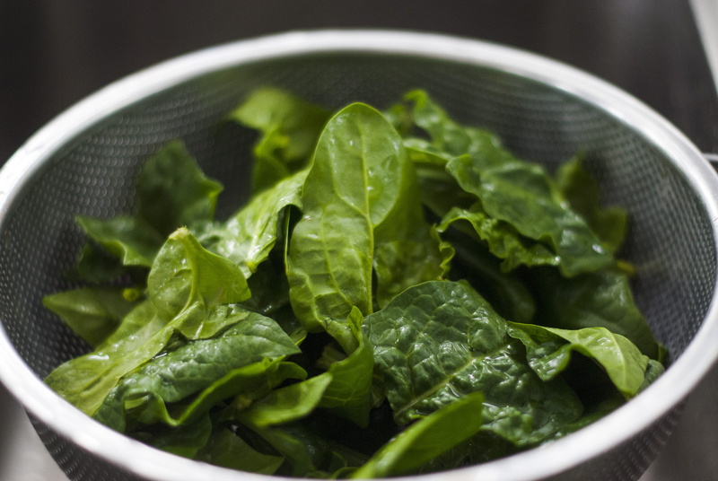 plant part, green, vegetables, bowl, freshness, vegetable, wellbeing, leaf vegetable, sieve, healthy eating, indoors, basket, organic, studio shot, spinach