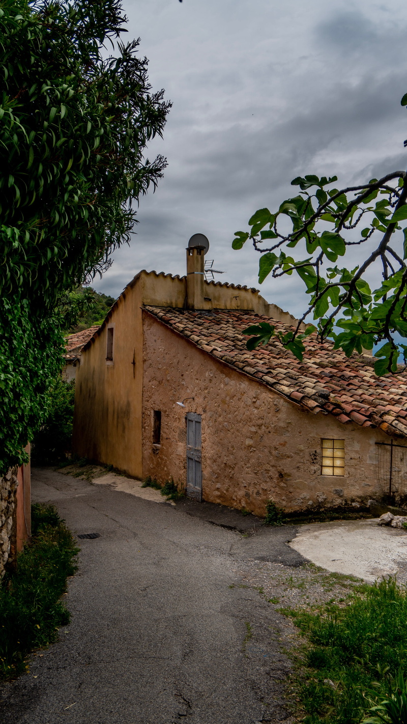 building, moustiers-sainte-marie, drama, residential district, moody, plant, day, secluded, architecture, outdoors, transportation, street, the way forward