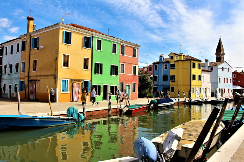 beautifully, water, buildings, yellow house, boats, view, assorted, outdoor, idyll, moored, blue sky, channel, facade, yellow, sky, canal, house, sunlight