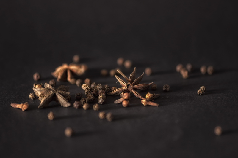food and drink, pepper, close-up, cardamom, 4K, food, ingredient, photography, large group of objects, seasoning, peppercorn, light, black background