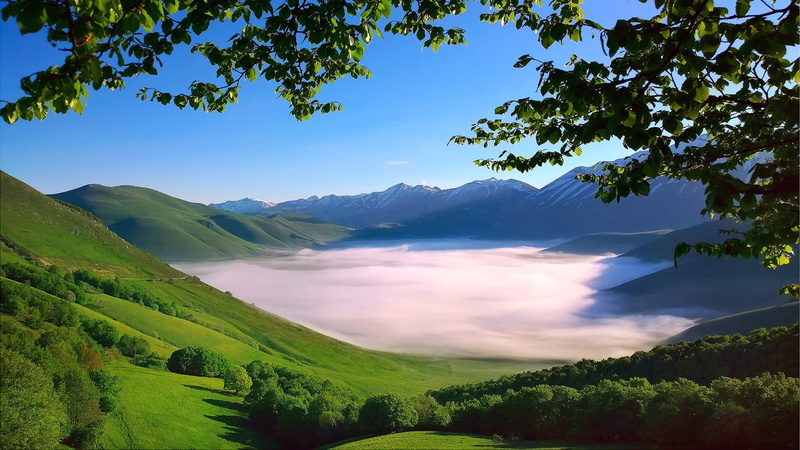 apennine, valley, a mountain range of the Monti Sibillini, leaves, spring, the Apennine Mountains, morning fog, trees, May, Italy, 1080P, mountains, branches
