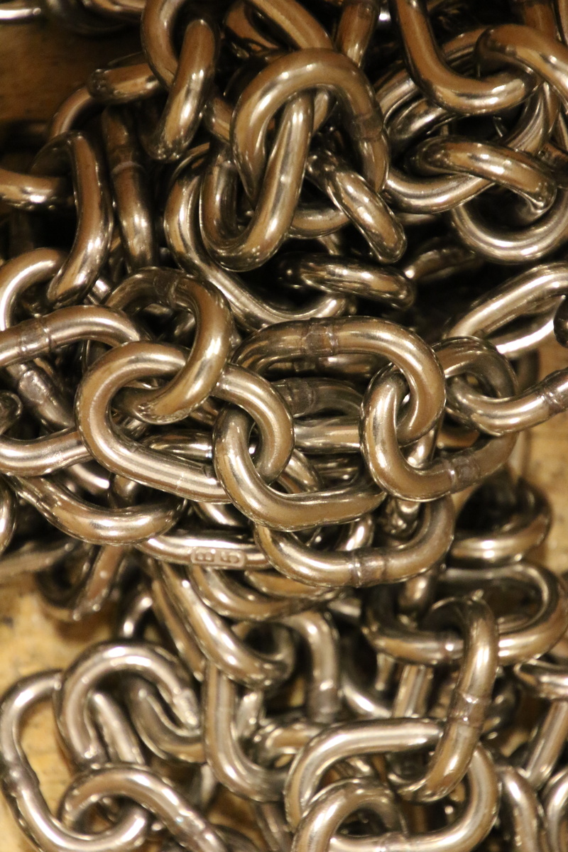 no people, shiny, keep, full frame, metal, studio shot, still life, close-up, selective focus, indoors, in a row, backgrounds, connect, chain, pattern