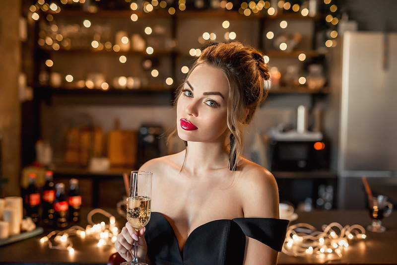 drinking glass, 1080P, bare shoulders, women, Christmas, red lipstick, Georgy Dyakov, portrait