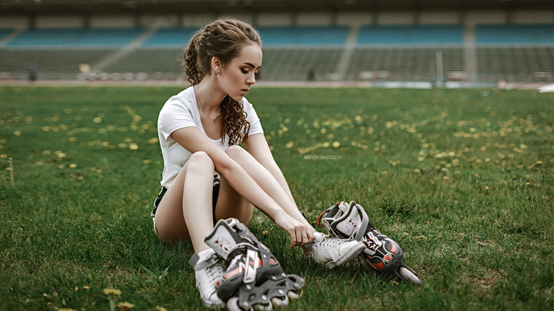 pose, Anton Kharisov, sneakers.videos, makeup, field, 1080P, beauty, Mike, Elena Borisova, sitting, on the grass, Anton Harisov, bokeh, brown hair, stadium