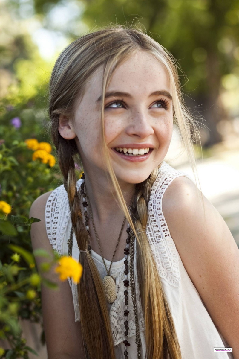 sleeveless, Sabrina Carpenter, adult, smiling, s, emotion, top, one person, hair, long hair, teenager, lace, happiness, outdoors, young women, young adult