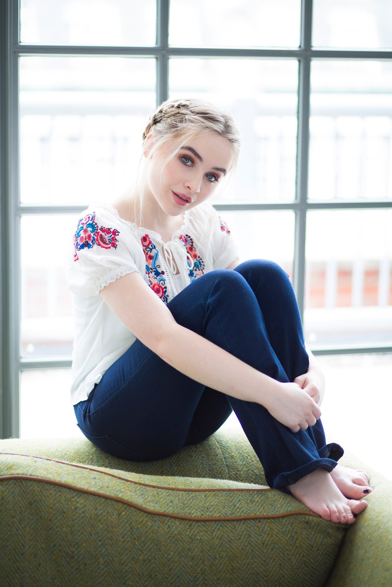 Sabrina Carpenter, actress, jeans, barefoot, singer, blue eyes, women, sitting, 1080P